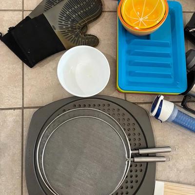 Assorted Kitchen Cookware, Gadgets & Small Appliances