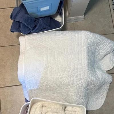 Bathroom Linen Lot with Towels, Baskets, and Bath Mat