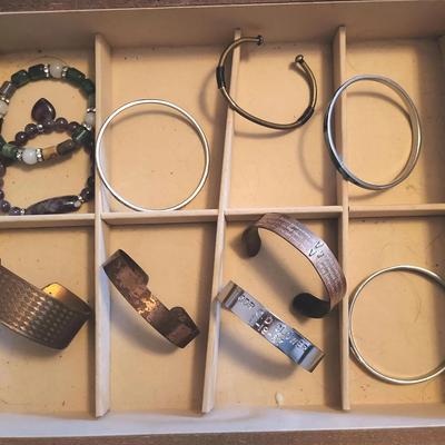 Costume Jewelry: Necklaces, bracelets, rings, watches & earrings 