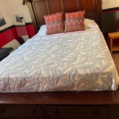 Queen size bed/mattress