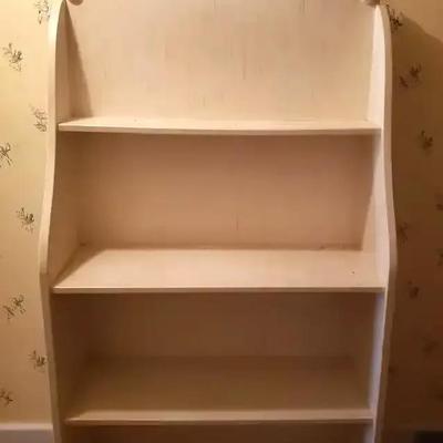 Cream Painted Bookcase with Decorative Shell Crest