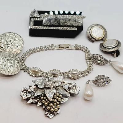 Silvertone Mixed Style Detailed Costume Jewelry Pierces