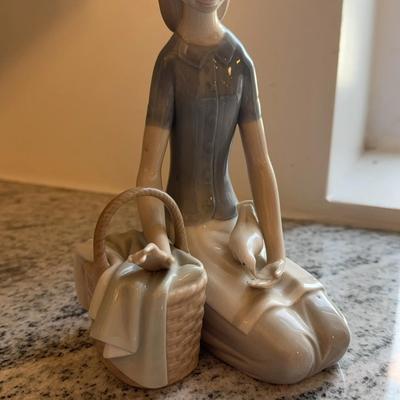 Lladro Girl With Bird 