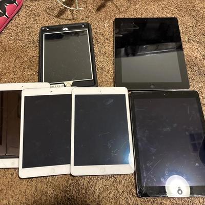 iPads - Mini (4), iPad (2) - 1 Cracked Glass - Untested, Lock Status Unknown