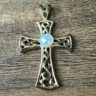 14K Gold Cross Pendant With Pearl