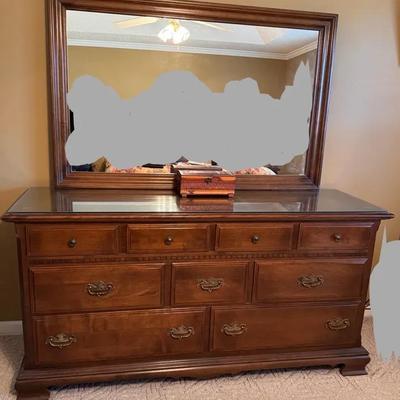 Ethan Allen Dresser With Attached mirror, Vtg Beautifully Detailed Wooden Trinket Box 