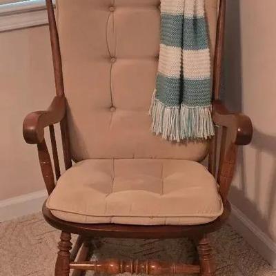 Vintage ETHAN ALLEN Early American Winsdor Style Rocking Chair 211-Nutmeg Color w/ Throw