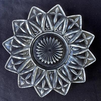 Vintage Clear Pressed Glass Starburst Bowl – Scalloped Star / Sunflower Shape