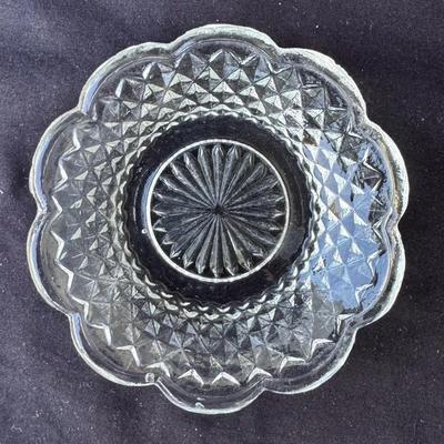 Vintage Pressed Glass Scalloped Bowl – Diamond Pattern w/ Starburst Base