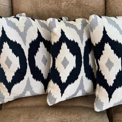 Great Lot Of Throw Pillows
