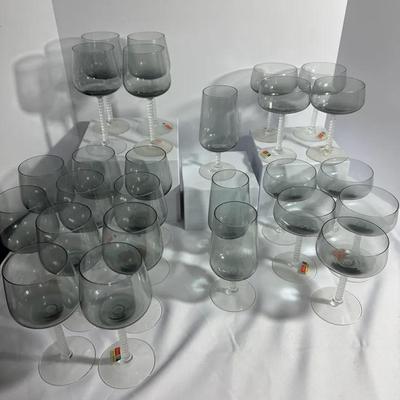 Fosteria Claret Wine Glasses With An Onyx Black Bowl