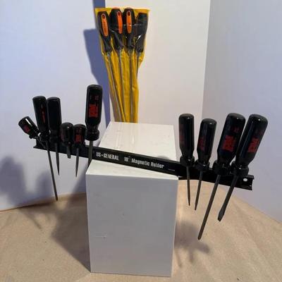 PM Mechanics Screwdriver Set And 4 Piece Tall Screwdriver Set