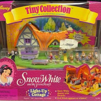 Mattel 1995 Disney Tiny Collection Snow White and the Seven Dwarfs Light-Up Cottage playset