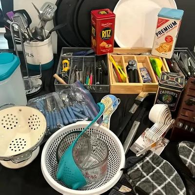 Kitchen Tools & Utensils Collection Featuring Knives, Cutlery Organizers, Colanders & Gadgets