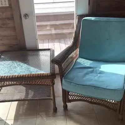 Wicker Patio Chair with Glass-Top Side Table
