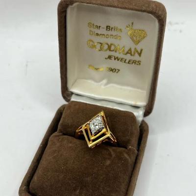 Yellow Gold Tone Fashion Jewelry Ring W/ Diamond Shaped Hallow Around A Diamond Shape Cluster