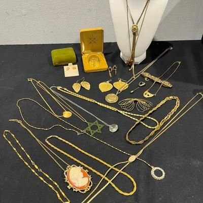 Vintage Gold Tone Jewlery Collection Mystery Lot 