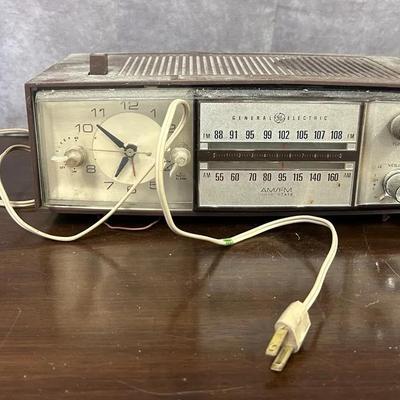 Vintage General Electric Analog Clock Radio