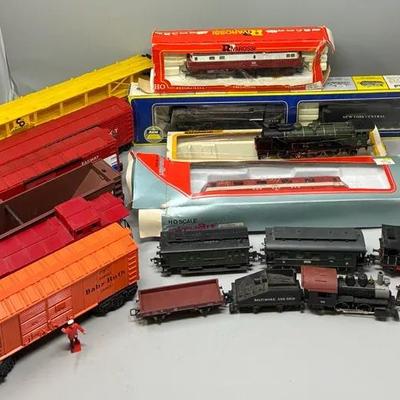 Vintage HO Scale Unboxed Model Trains and Lionel O Gauge Plastic Train Cars