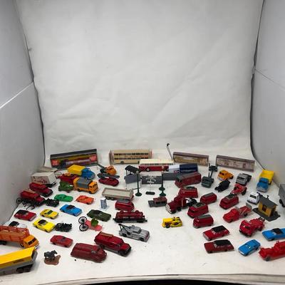 Collection of die cast & plastic model vehicles and assortment of train model parts & accessories