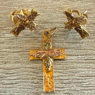 10K Gold Black Hills Gold Cross Pendant And Earrings - Total Weight 1.35 Grams