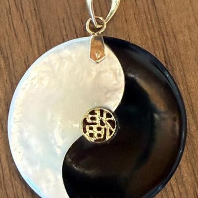 Vintage 14K Gold Mother Of Pearl & Onyx Yin And Yang Pendant
