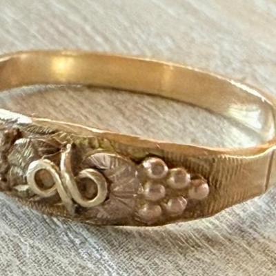 Vintage Black Hills Gold Co 10K Gold Size 4 Ring - Total Weight 1.13 Grams