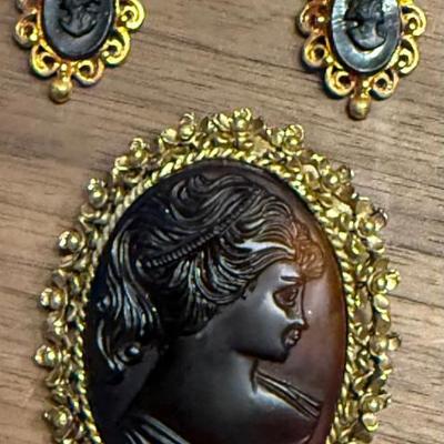 Vintage Brown Glass Gold Tone Cameo Pendant Pin And Earrings