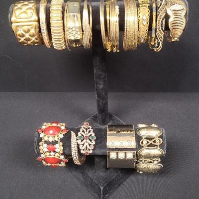 Glamorous Golden Bracelets From Slim & Sophisticated To Charming & Chunky