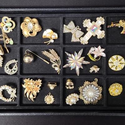 Golden Oldies And Modern Marvels - Bundle Of Brooches/Pins/Pendants 