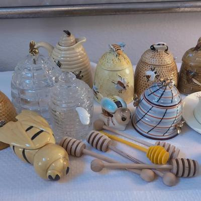 Honey Bee–Themed Honey Pots