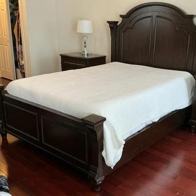 Haverty's Dark Finish Stately Queen Bedframe