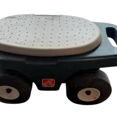 Step 2 Rolling Garden Grass Hopper Yard Seat