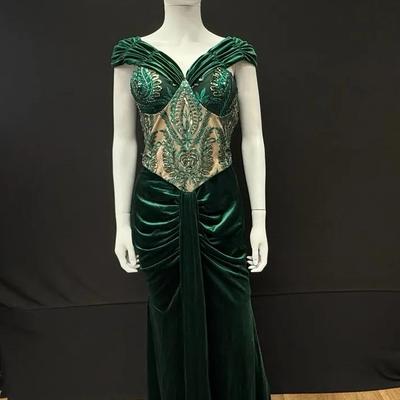 Giffniseti Women’s Evening Gown Size Large- New W/Tags