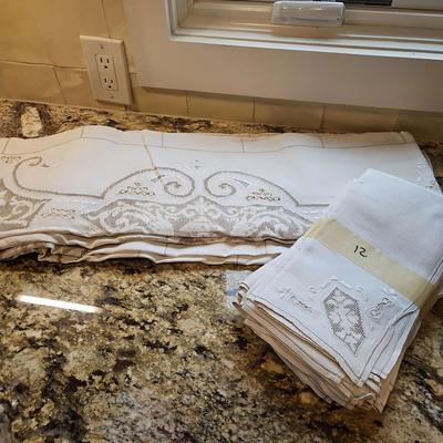 Vintage 1920's Lace Tablecloth & Napkins