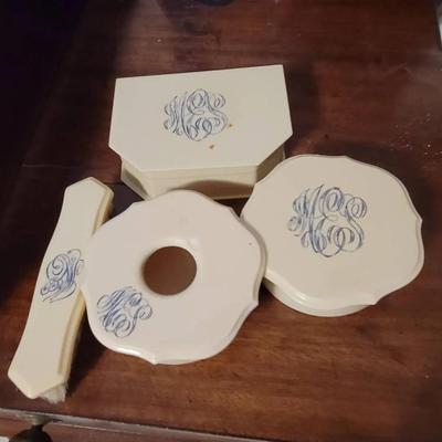 Creamy Early Plastic Dresser Set Casein?