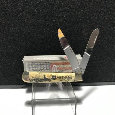 Sale Photo Thumbnail #6: Case Trapper Antique Bone Handle Vietnam
Case 8 dot USA 6254 SS Honoring Veterans of The Vietnam War Measures: 4 " long Blades: 2 SS Badge: none etched handle Vietnam 1961-1975 and a scene Box: original.
