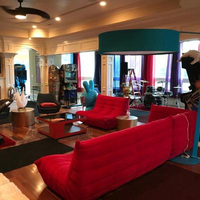 Sale Photo Thumbnail #266: Righteous Gemstones - Kelvin’s house 