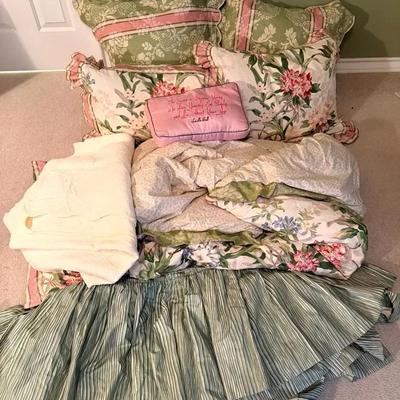 Twin Bed Comforter, Dust Ruffle, Pillows & Extra Cover & Pillow Lot 1