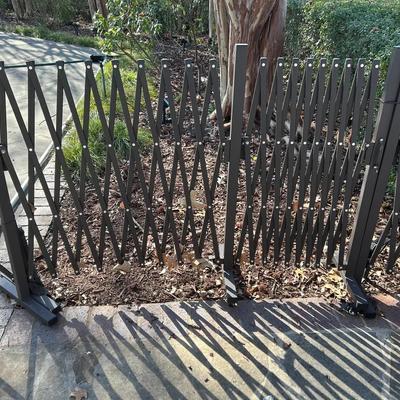 BP324 Portable Expandable Metal Barricades 