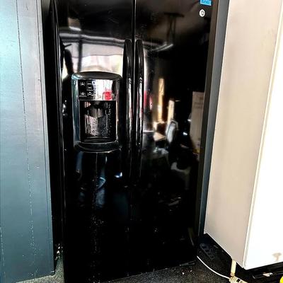 BP141 GE Side By Side Refrigerator- Black 