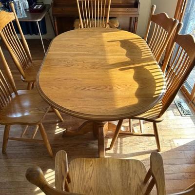 Solid Oak Dining Room Table (Expandable) & (6) Spindle-Back Chairs