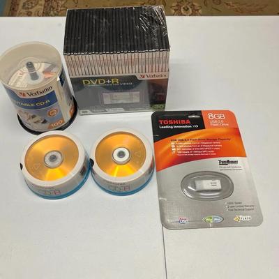 Multimedia Lot Of DVD+R / CDR And 8GB Flash Drive 