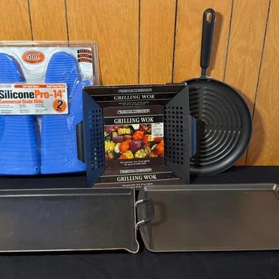 Brand New Silicone Pro-14 Commercial Grade Oven Mitts W/4 Pans