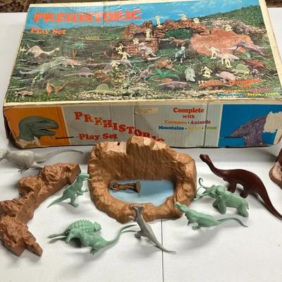 Vintage Dinosaurs Play Set Over 25 Pieces 