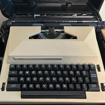 Vintage Sears "The Scholar" Electric Typewriter Model 161.53772 w/Carrying Case