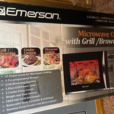 Emerson Microwave Oven With Grill & Browning - 1.2 Cubic Ft / 1100 CW - NEW In Box