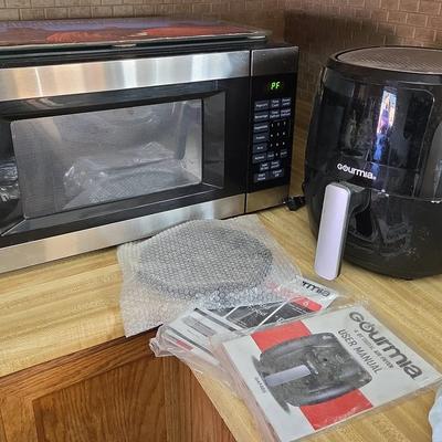 Counter Appliances - GE Microwave, Gourmia Air Fryer, 2 Glass Cutting Boards