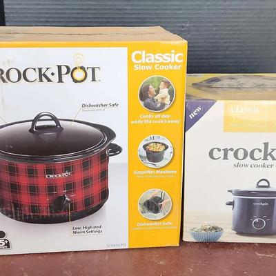 (2) NEW Crockpots - 4.5 Qt Red & Black Plaid Crockpot & 2 Qt Round Black Crockpot
