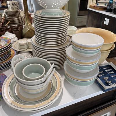 Sale Photo Thumbnail #53: Pfaltzgraff Dish Set